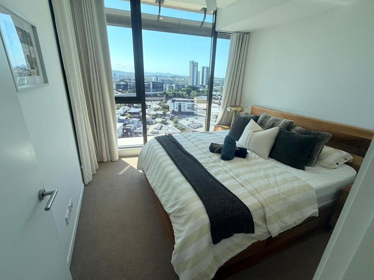 Penthouse-top Floor With Pool & Views Apartment