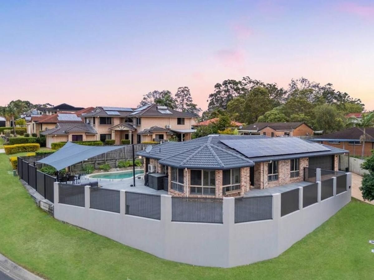 Full Ac 3br With Pool & 3 Parking Spot Brisbane