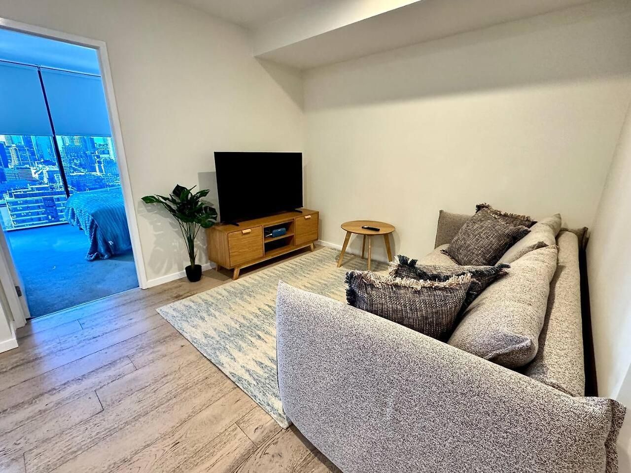 27fl River & Views + Balcony, Pool & Parking - Apartment