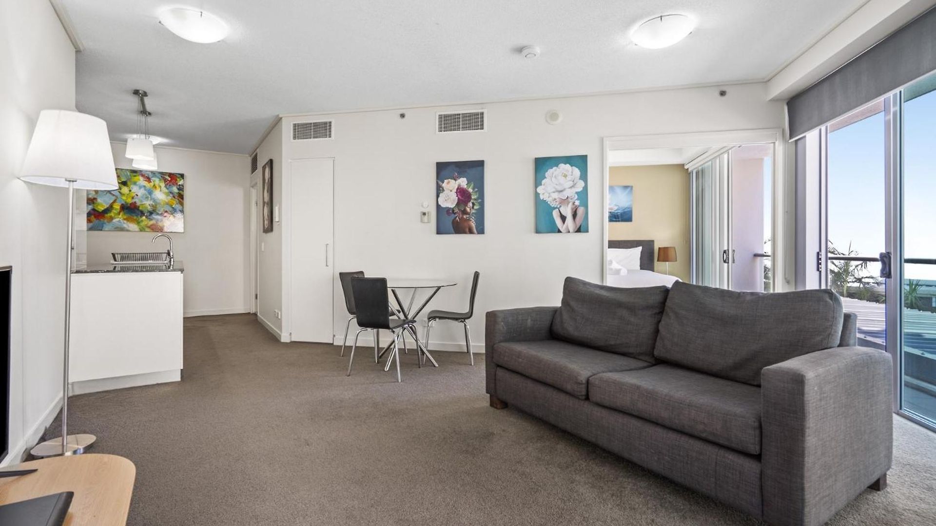 Retreat With Private Balcony Apartment *