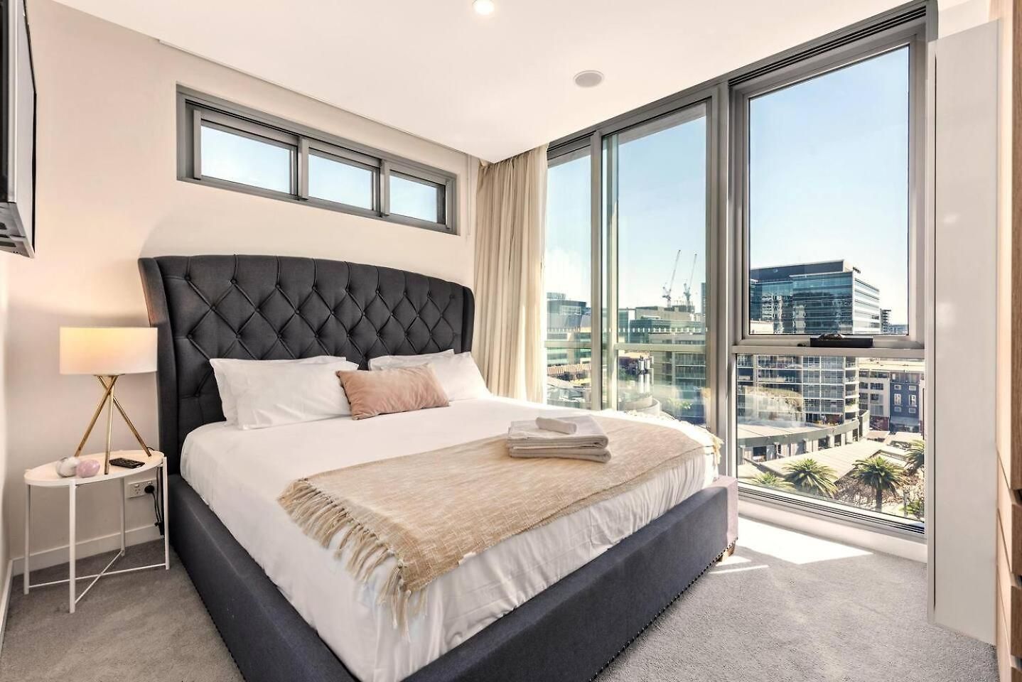 Alex Perry | 2br Escape + Pool, Gym & Free Parking *