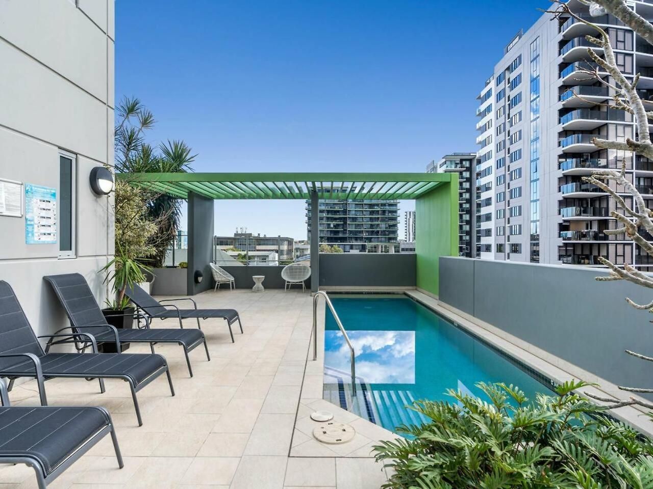 Apartment The Plaza |2 Bed • Bright & Comfy • Pool • Parking
