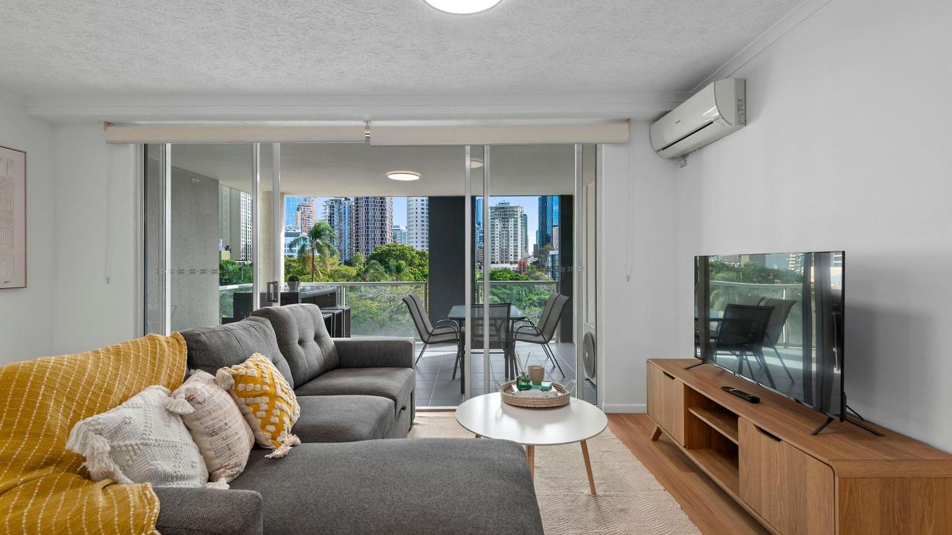 2br With Views, Balcony & Car Park Apartment Brisbane