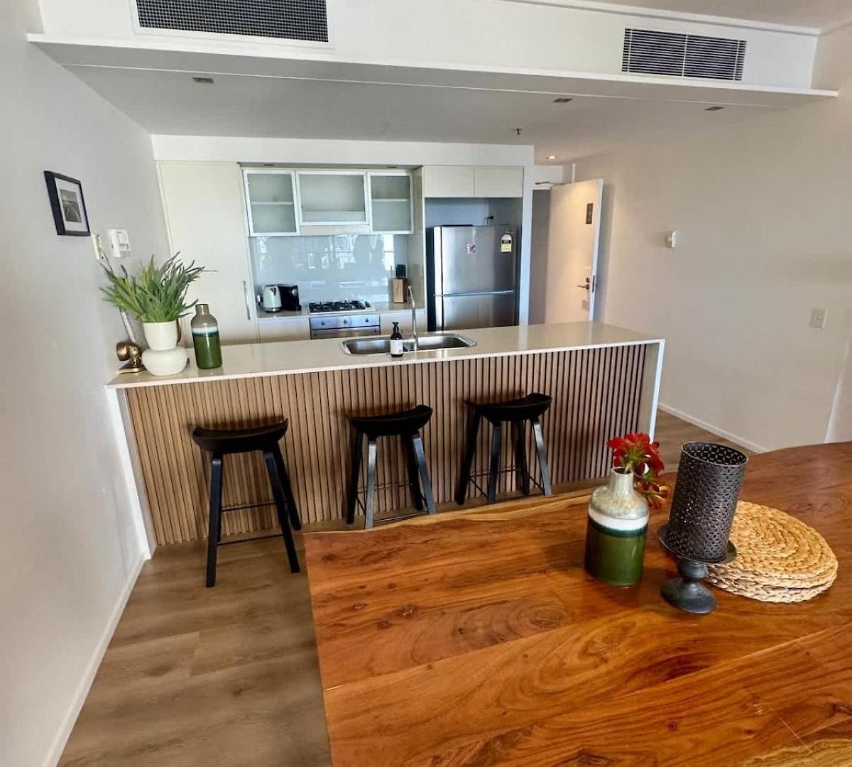 Skyline Escape - 3 Bedroom With River Views Apartment *