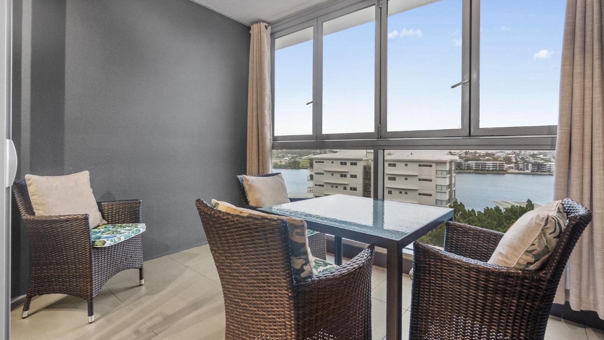 Hamilton Riverview With Balcony & Pool *