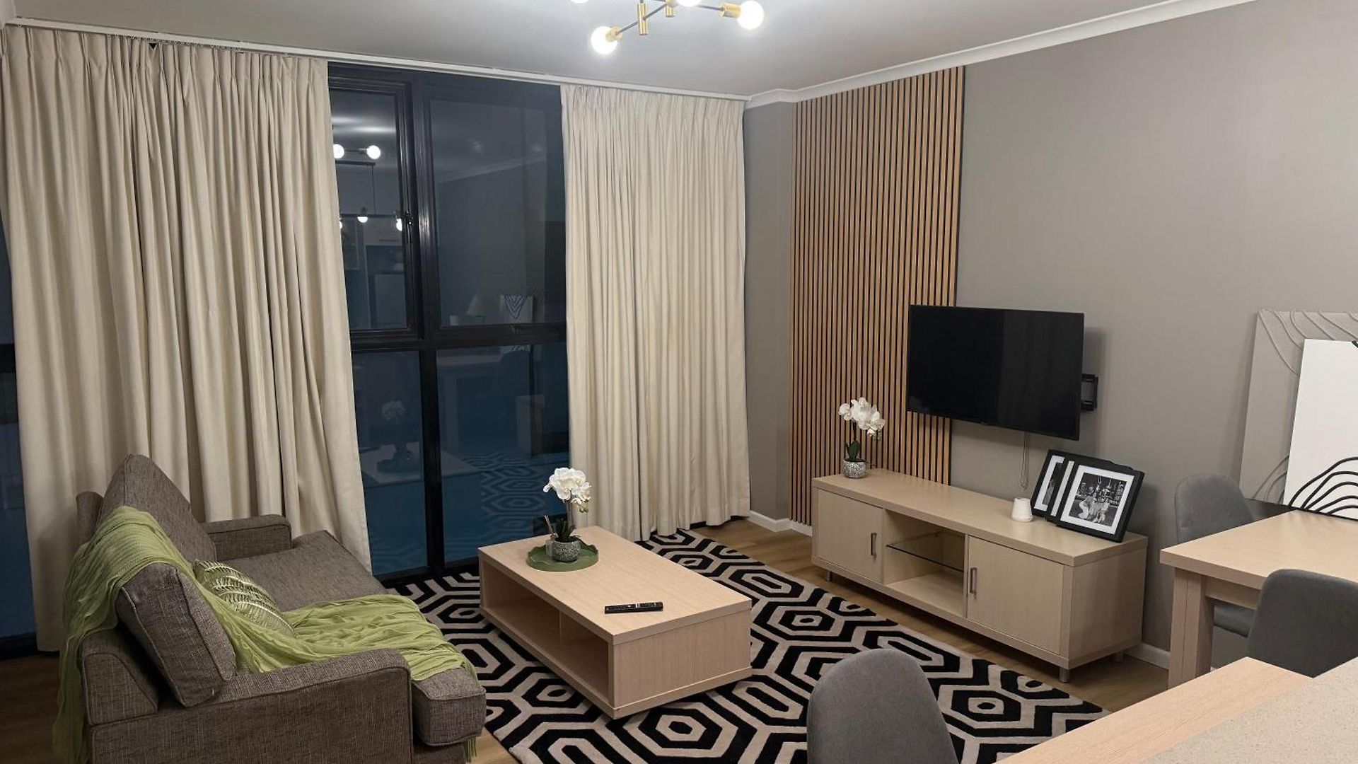 Cbd River With Free Carpark Apartment