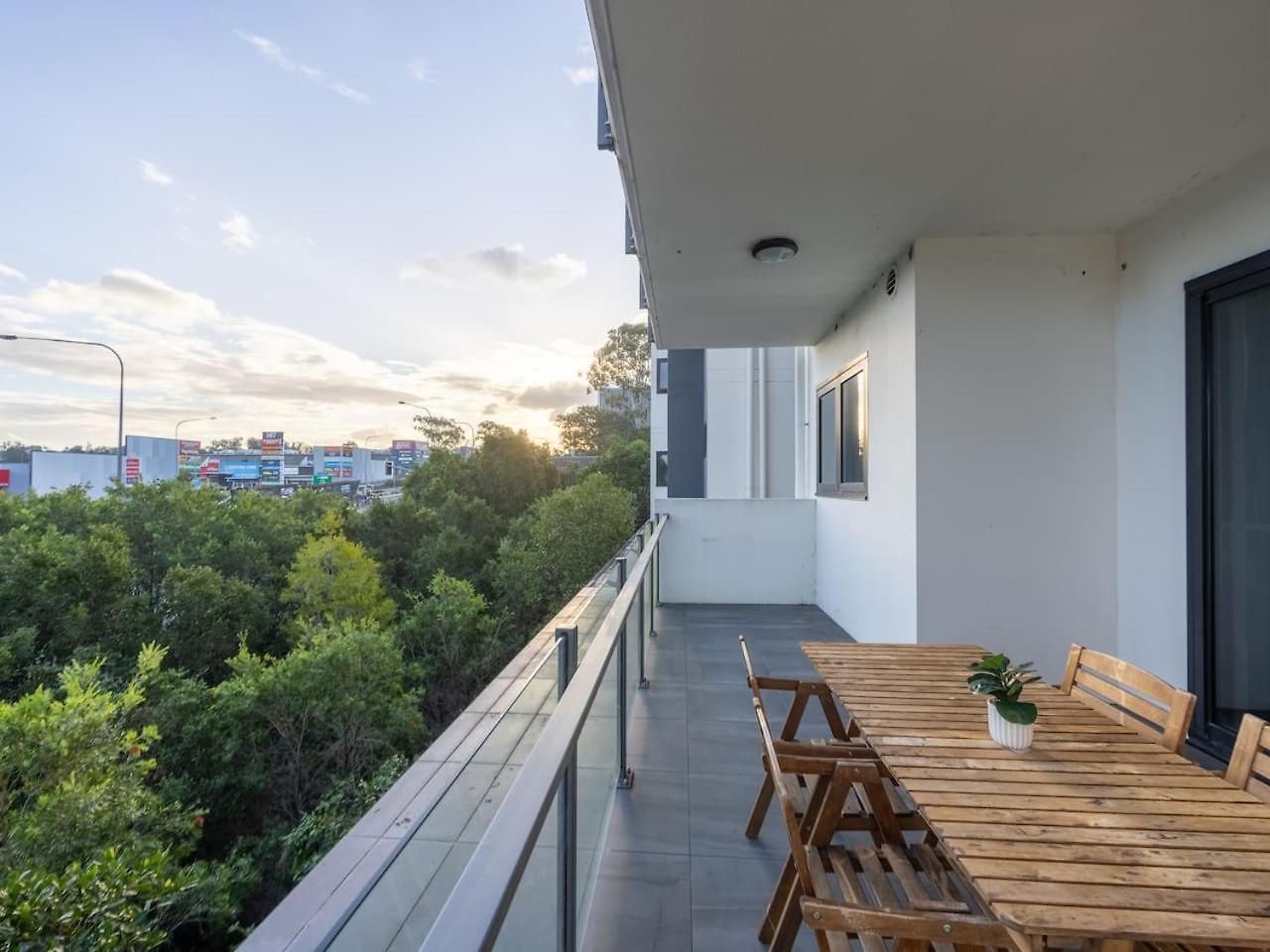 Xl Balcony Stylish 2br Parking Near Food And Shops