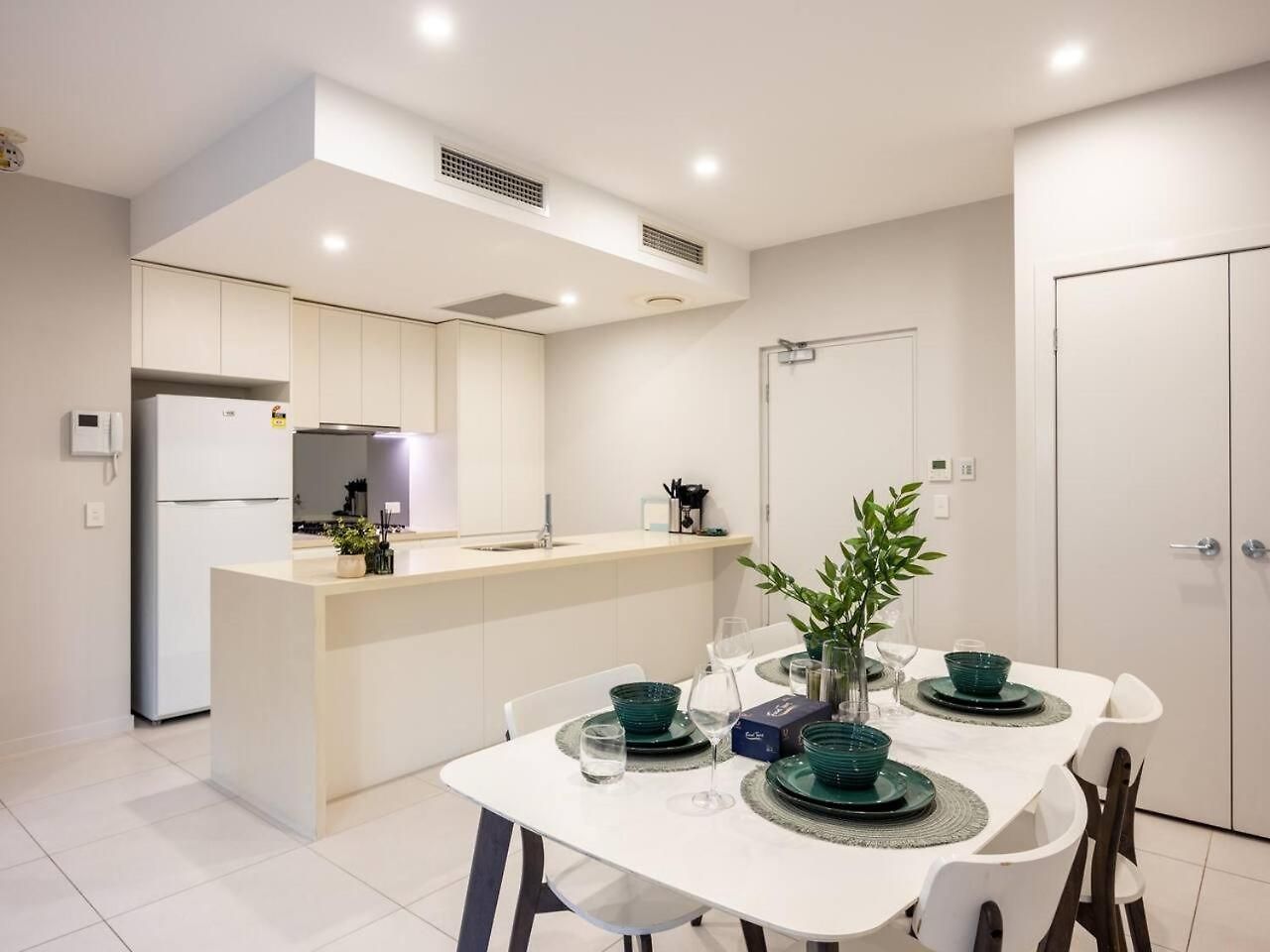 Modern 2br Ducted Ac Parking And Great Location Apartment Brisbane