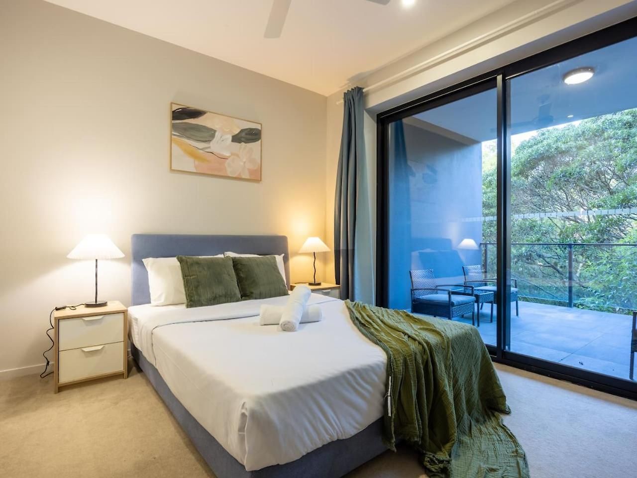 Modern 2br Ducted Ac Parking And Great Location Apartment