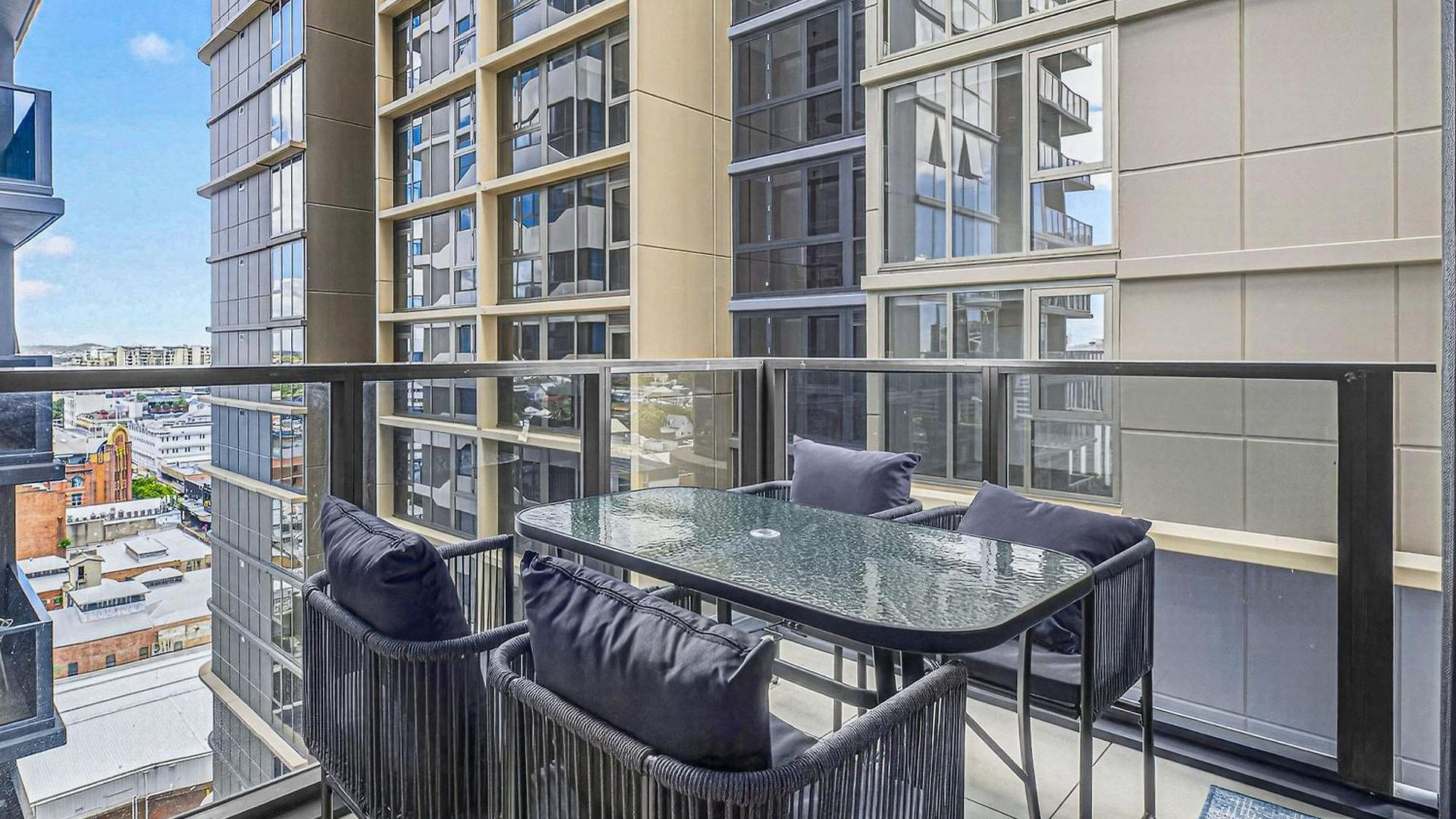 Rooftop Pool 2br In The Heart Of The Valley *