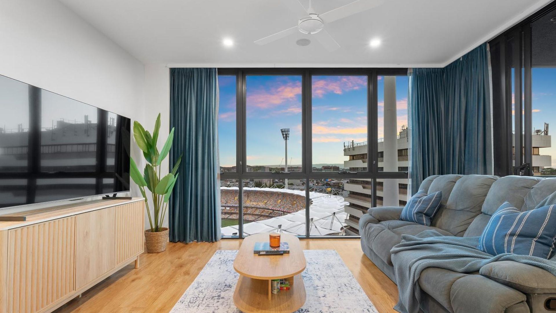 Apartment 12th Floor Stadium View -2br-free Parking-cbd *