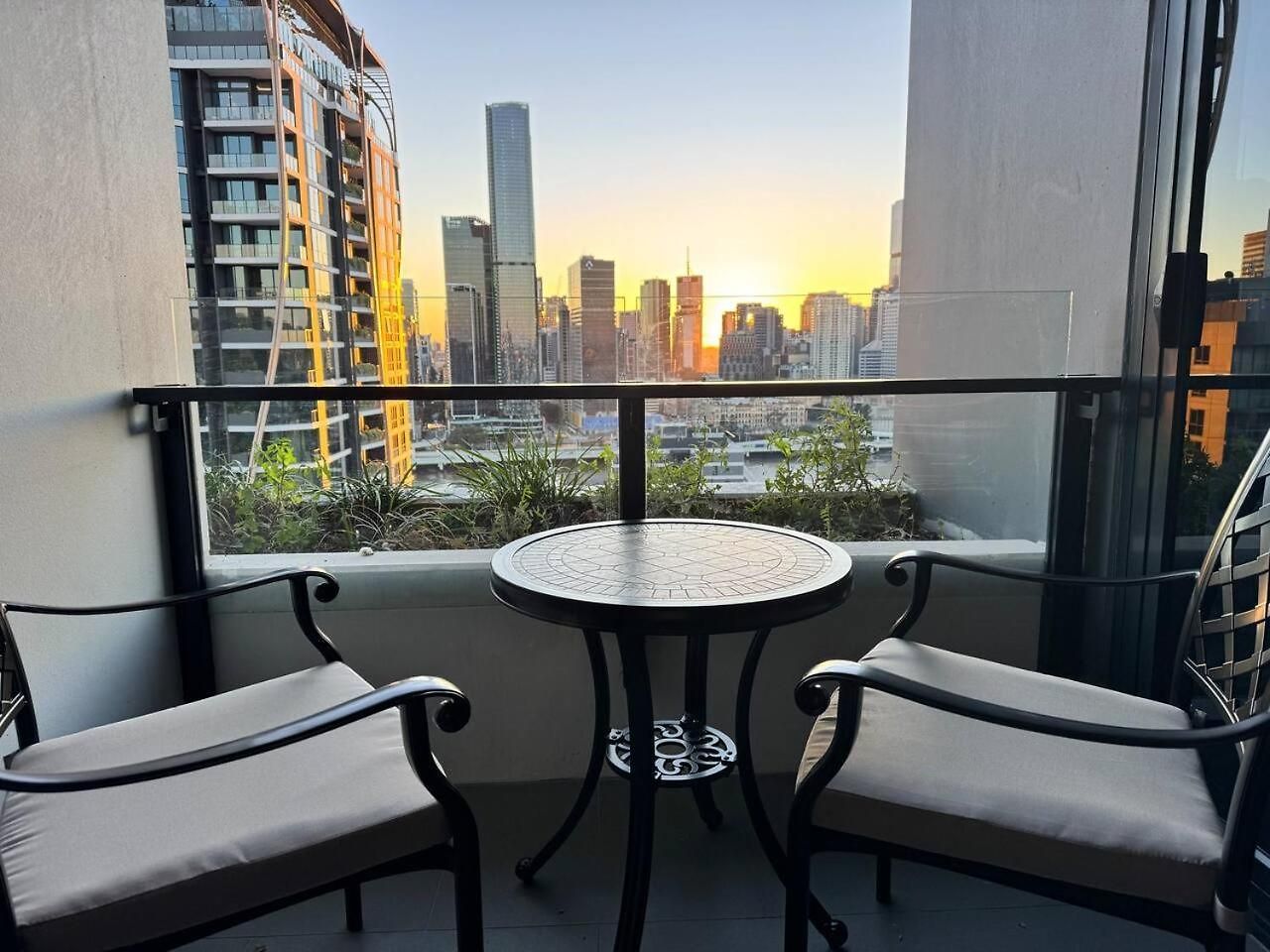 Apartment 27fl River & Views + Balcony, Pool & Parking -