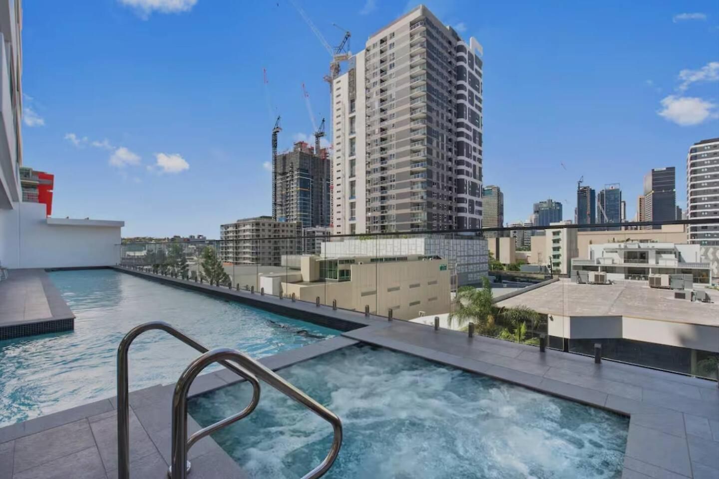 27fl River & Views + Balcony, Pool & Parking - *