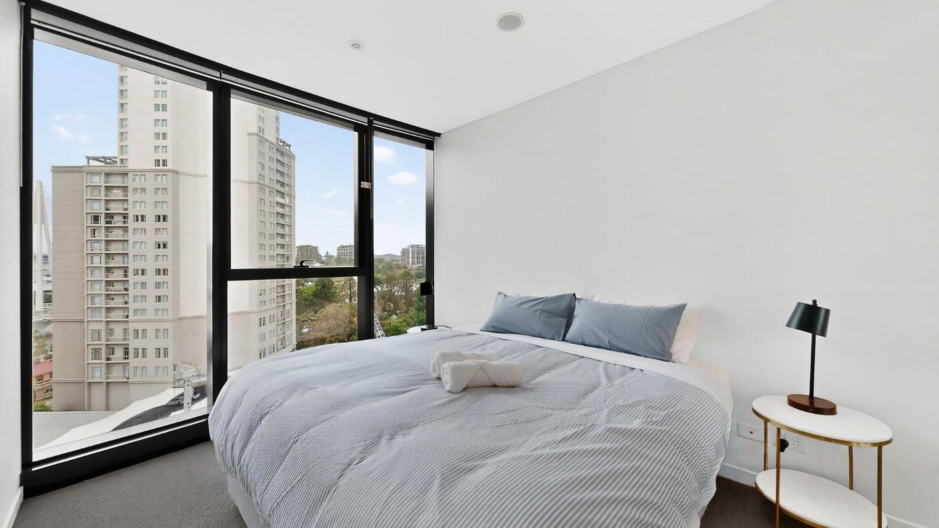 Level 15 Skytower 2br Cbd Retreat