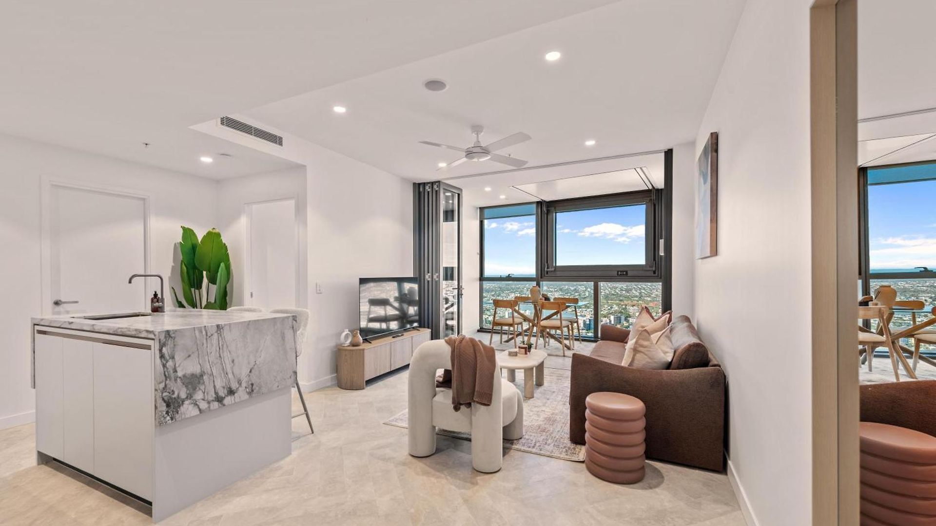 Apartment Queen's Wharf | Skyline Getaway | Pool + Views