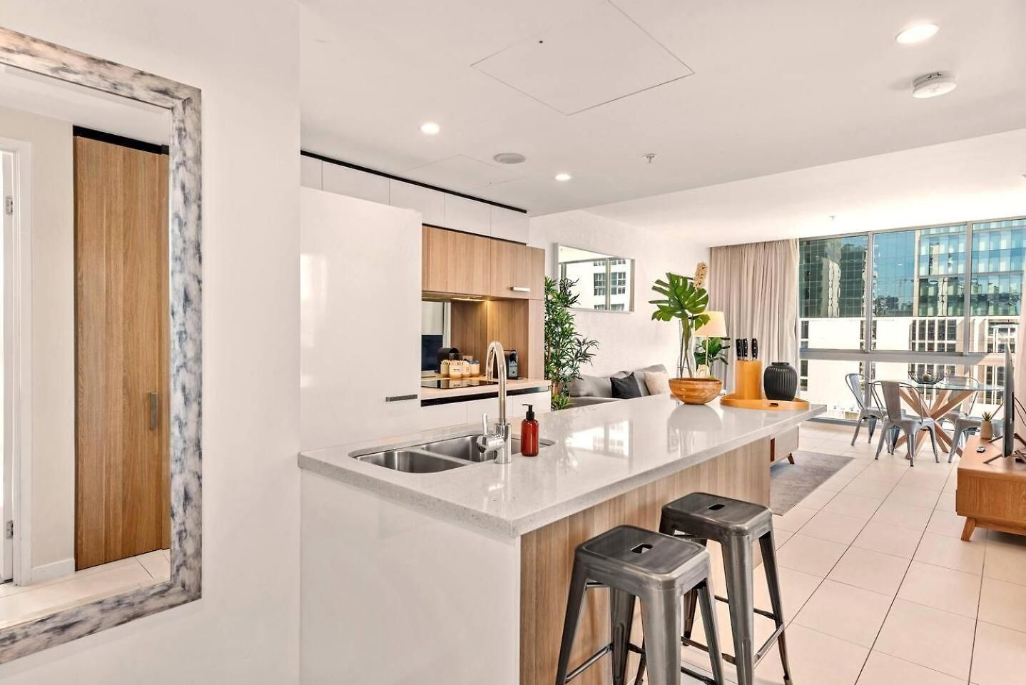 Alex Perry | 2br Escape + Pool, Gym & Free Parking