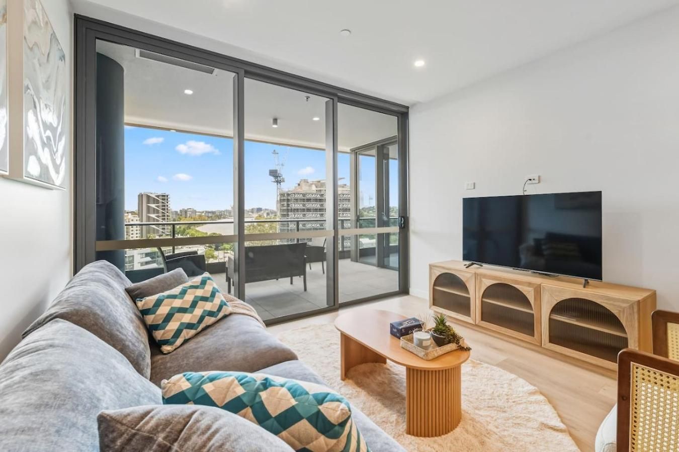 Modern 2br On Coronation Drive, Toowong Brisbane