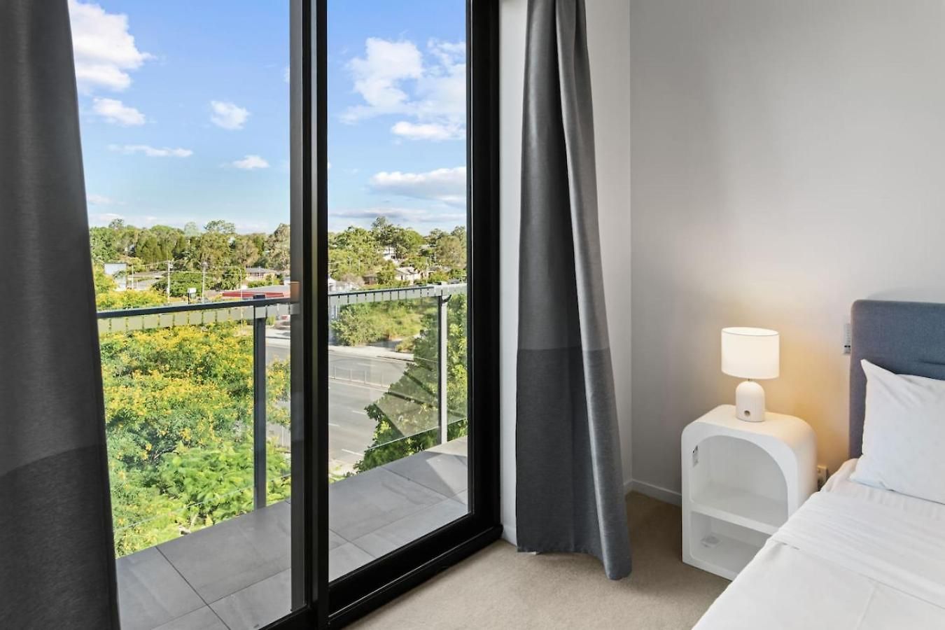 Apartment 2br Near Plaza And Garden Walk To Bus Easy M3 *