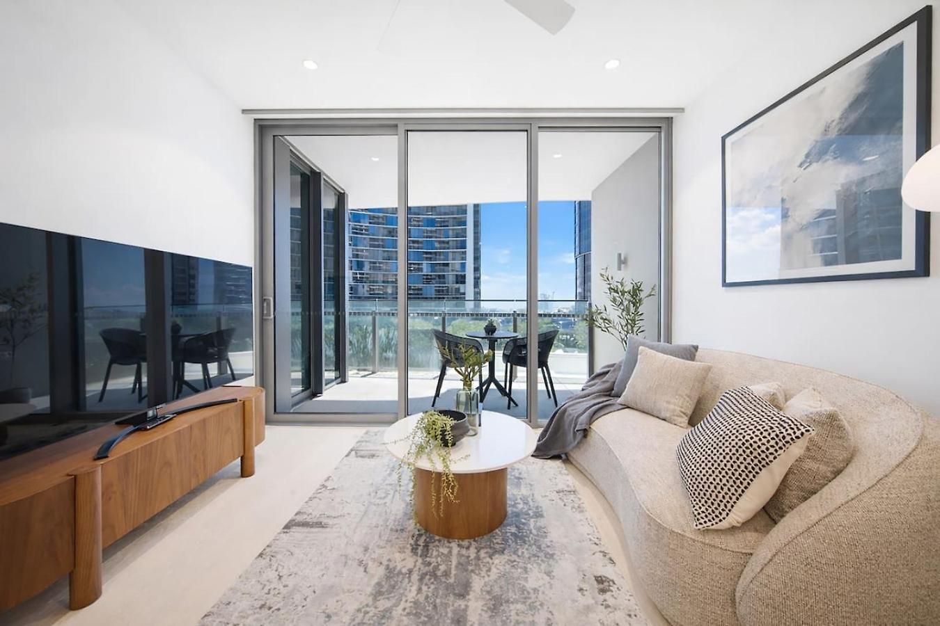 Modern 1 Bedroom Prime Cbd Location *