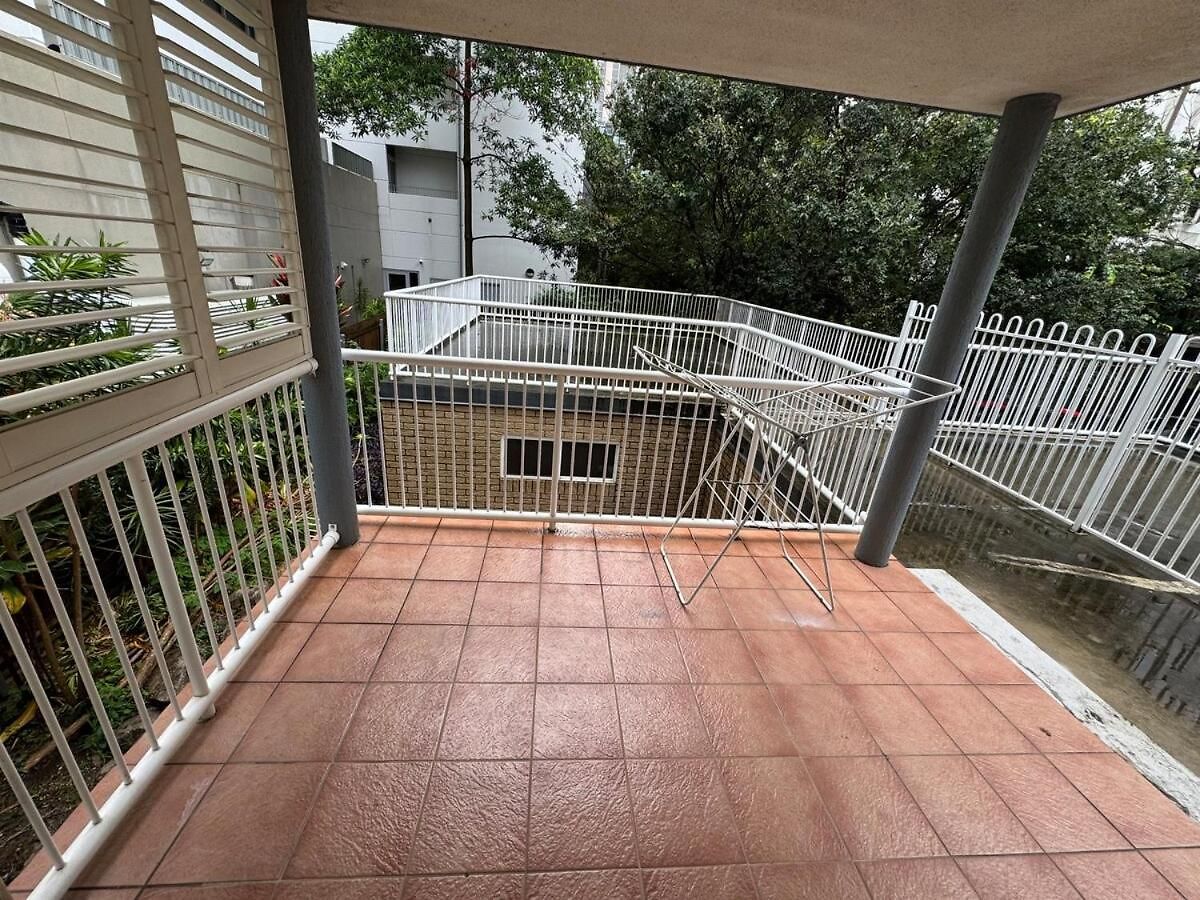 Russell Place Spacious 2br Balcony&garag Apartment *