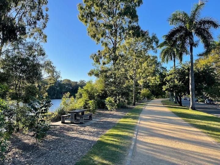 Breezy Entire 2 Bedroom Unit Floor Next To Uq