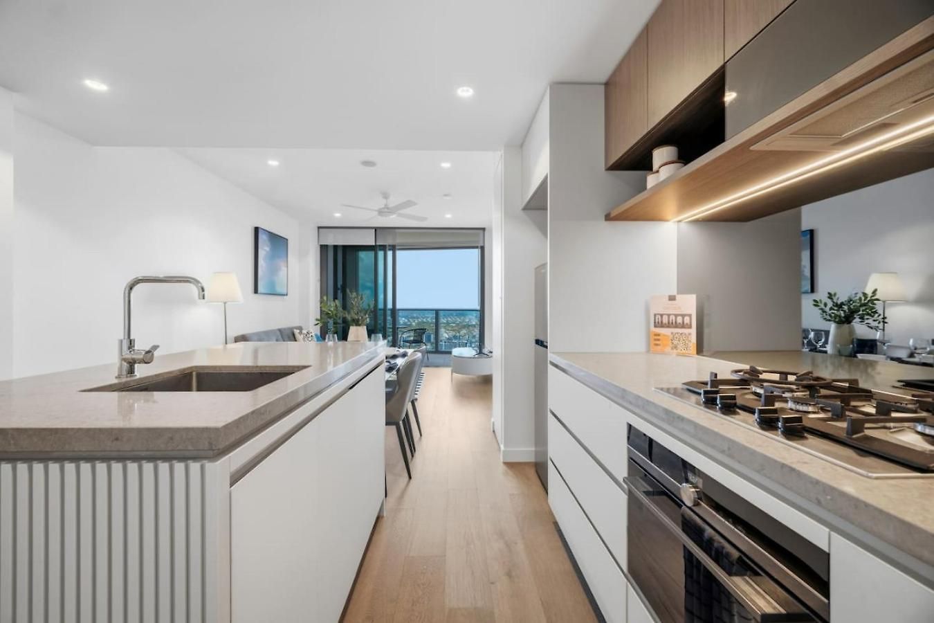 Level 43 Sweeping Skyline Luxury Designer 1br Apartment *