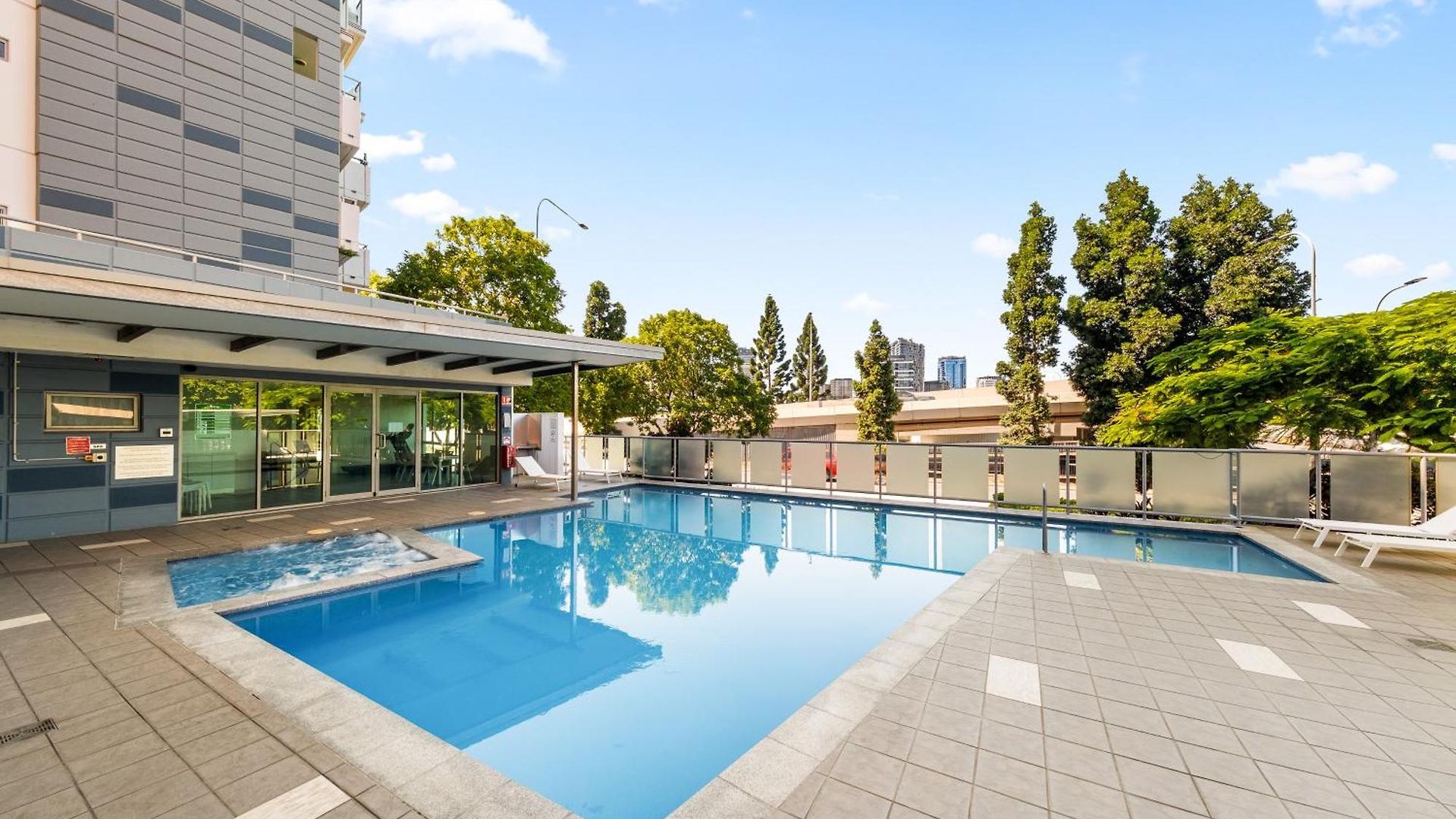 Riverside Living - Walk To Suncorp Stadium Apartment *