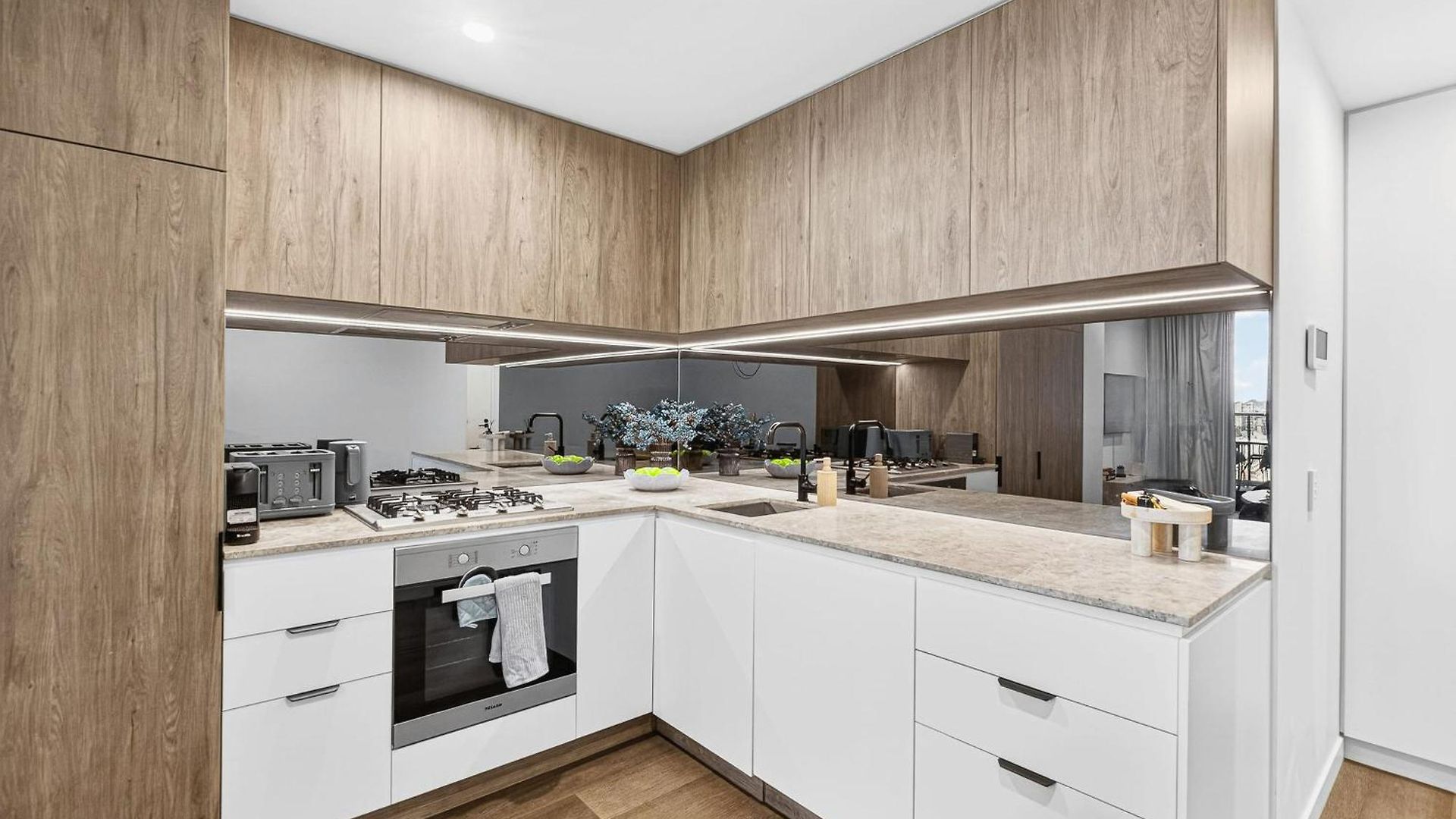 Rooftop Pool 2br In The Heart Of The Valley Apartment Brisbane