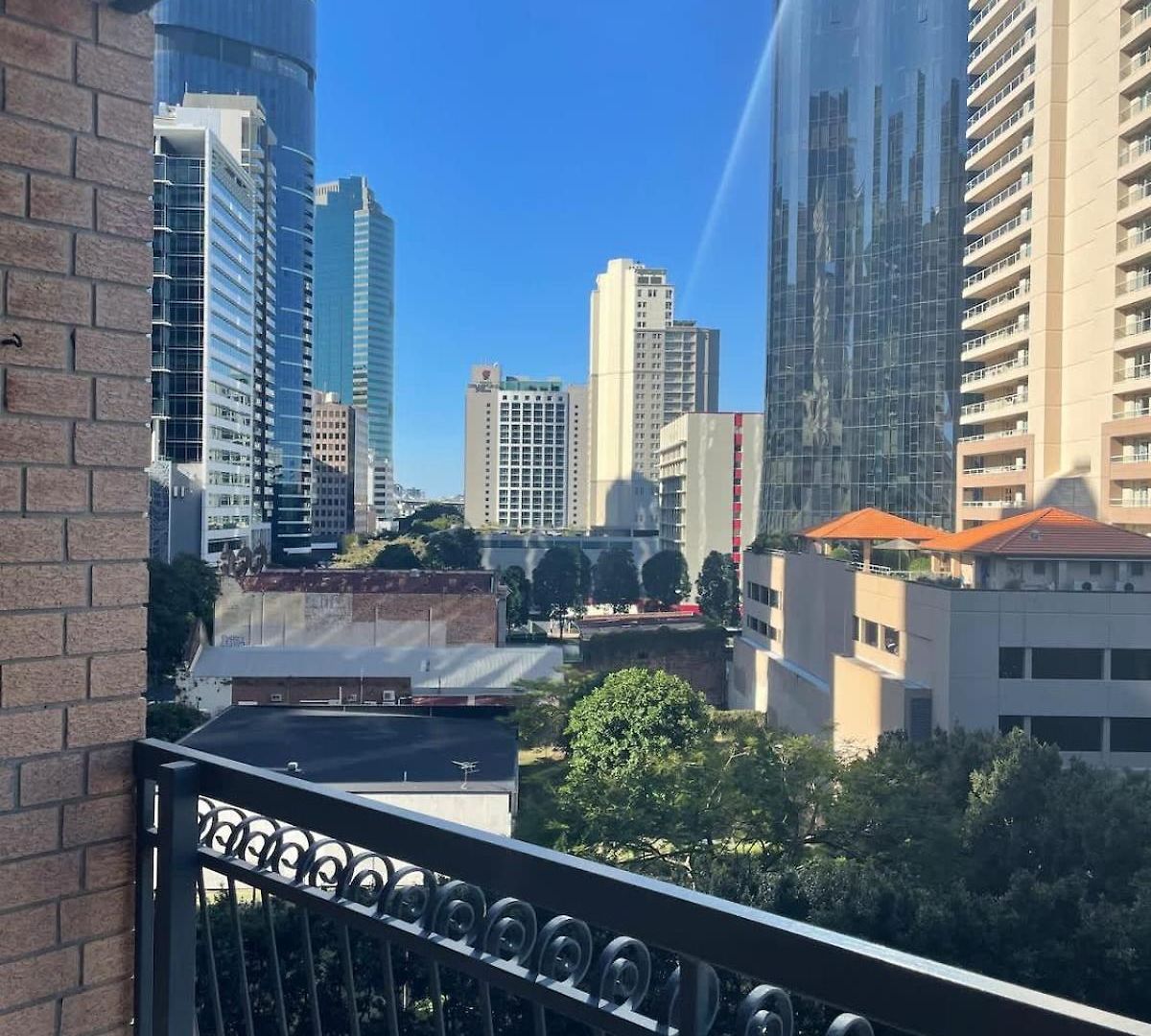 Apartment Large 2 Bed 2 Bath 1 Park Inner Location *