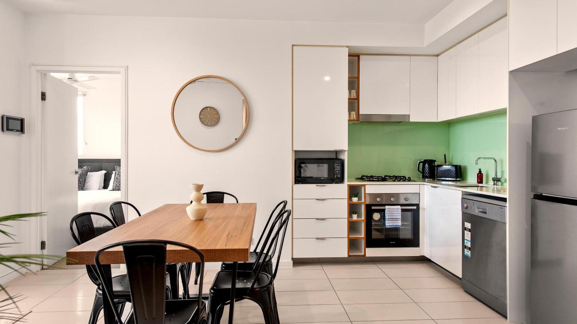 The Plaza |2 Bed • Bright & Comfy • Pool • Parking Apartment