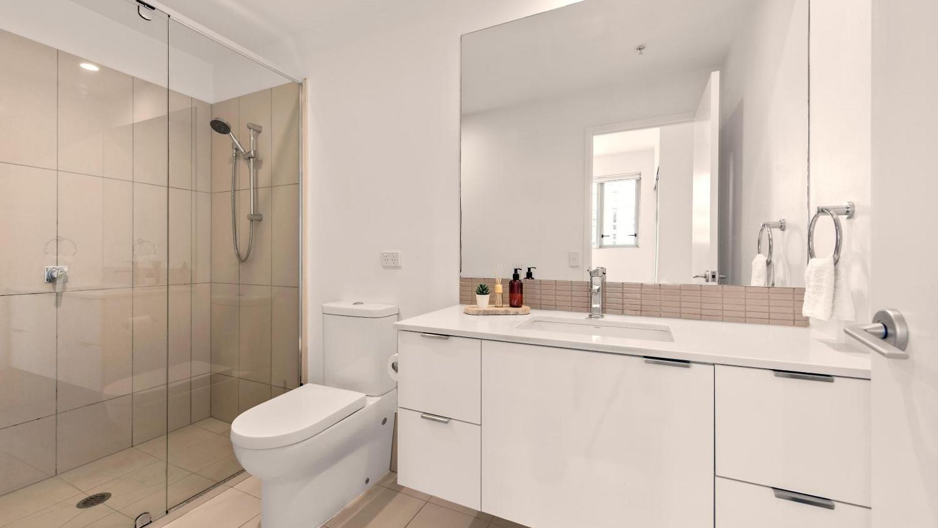The Plaza |2 Bed • Bright & Comfy • Pool • Parking Apartment *