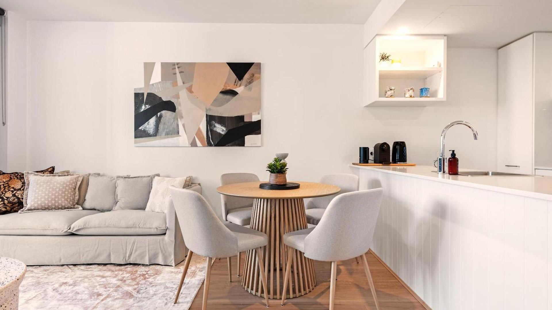 Ivy & Eve - 2br - Pool - Balcony - Parking Apartment *