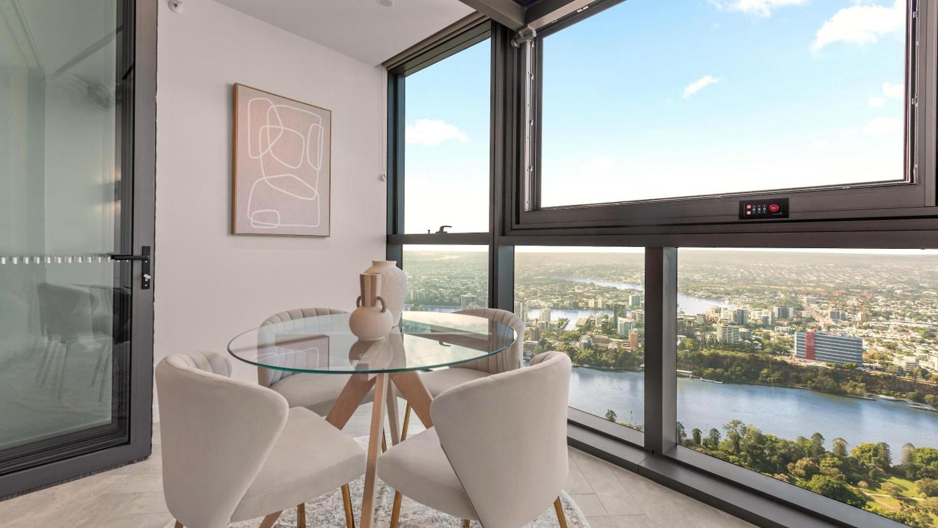 Queens Wharf 1br Skyline With Free Parking Apartment