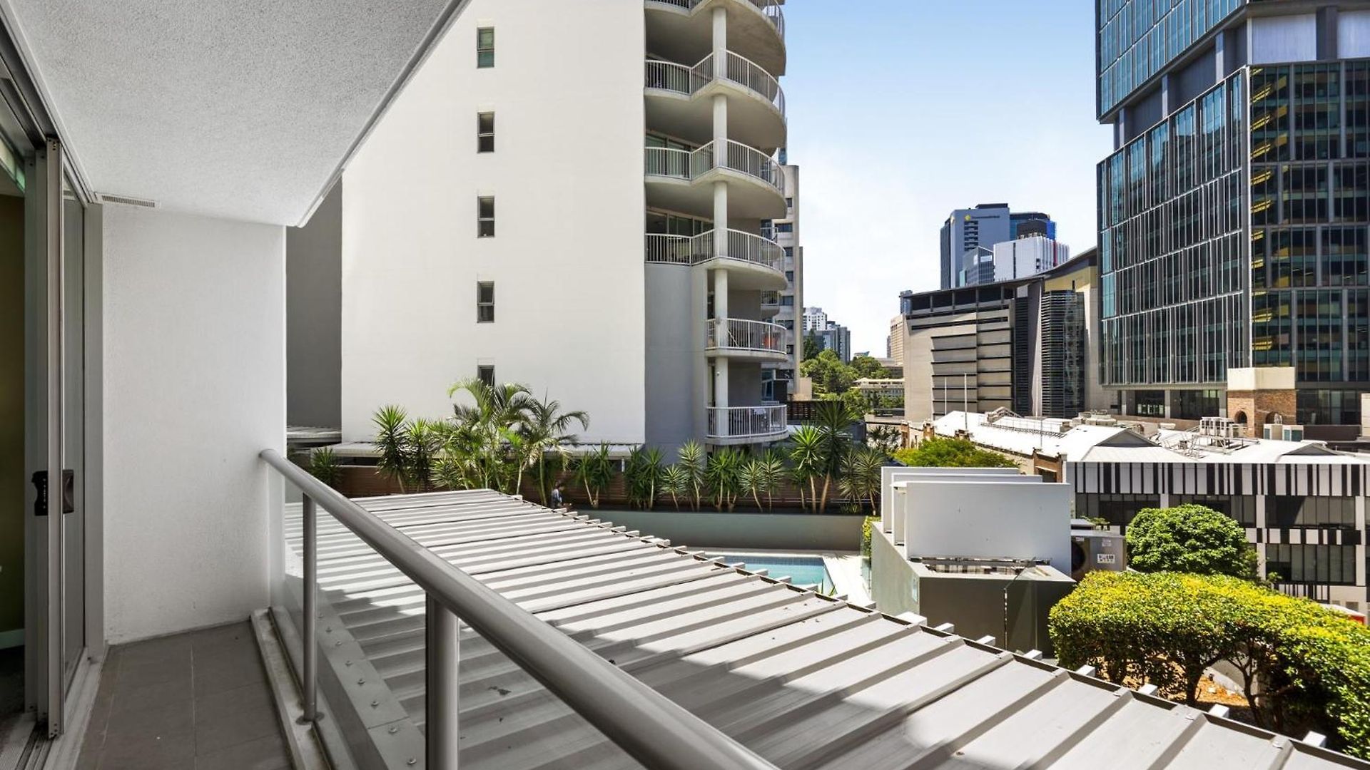 Apartment Retreat With Private Balcony *