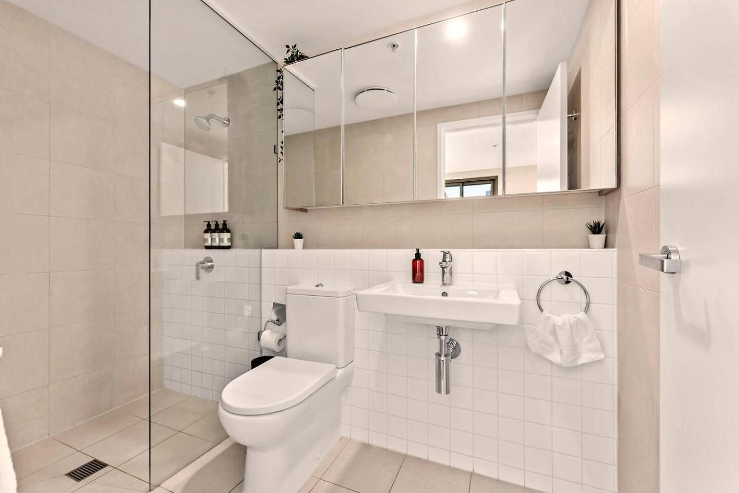 Alex Perry | 2br Escape + Pool, Gym & Free Parking Apartment *