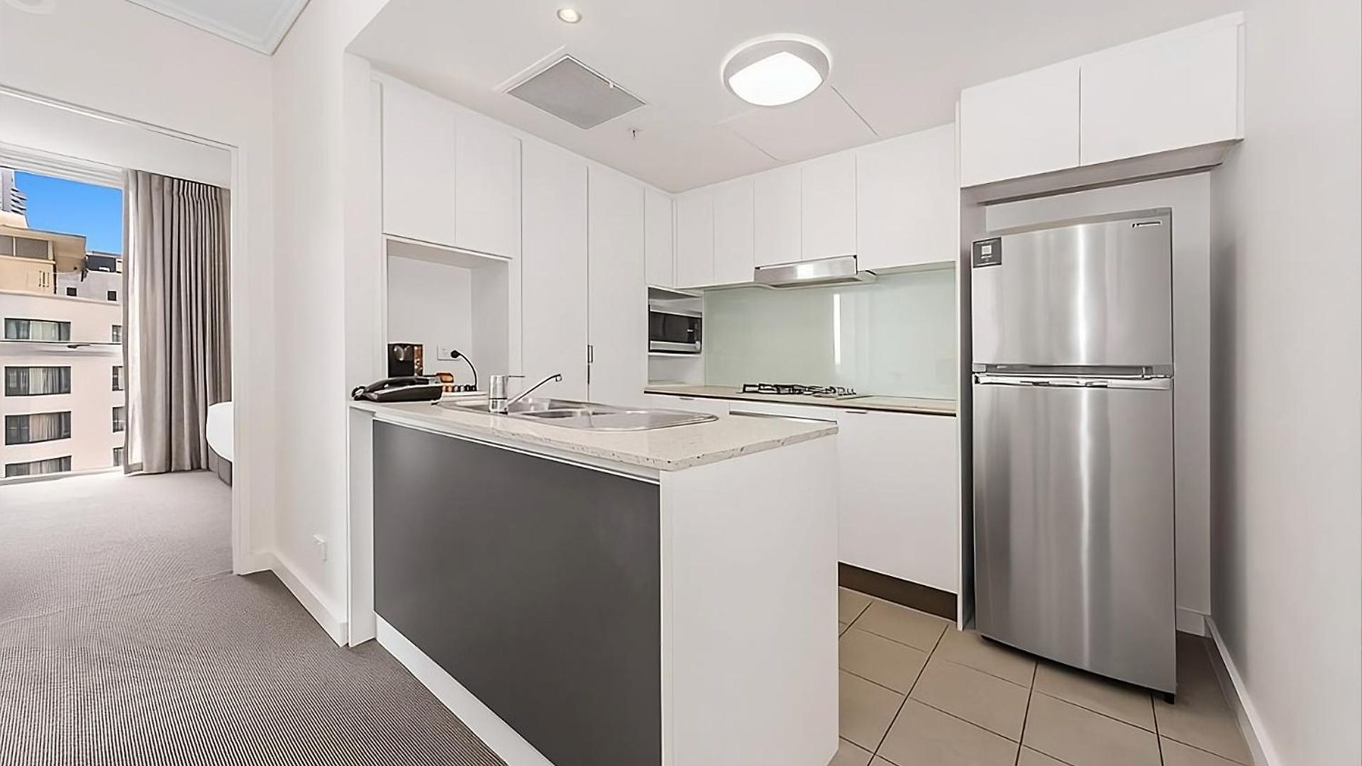 Apartment Centre With Awesome Views!