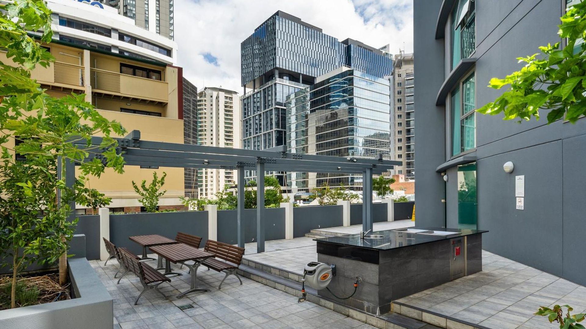 Bridge Views - Sleeps 8 - Cbd - Pool, Gym & Parking Apartment *