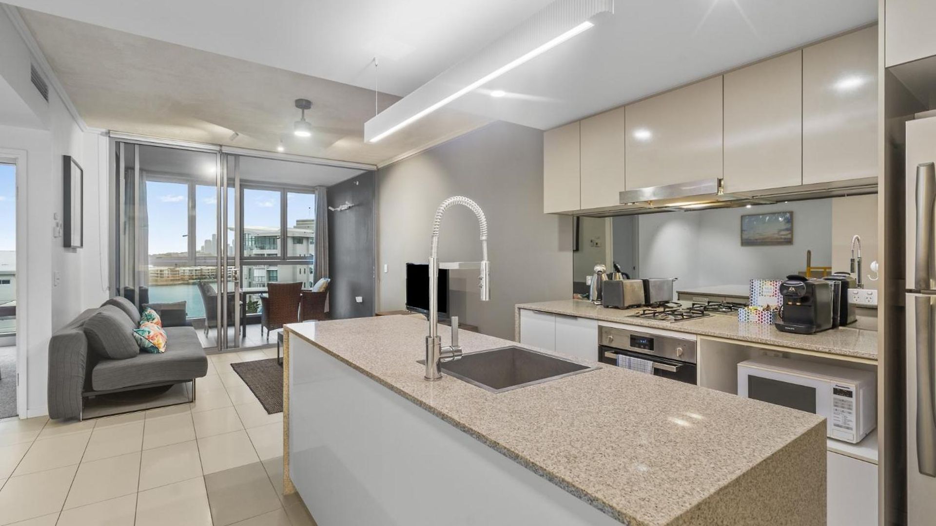 Hamilton Riverview With Balcony & Pool Brisbane