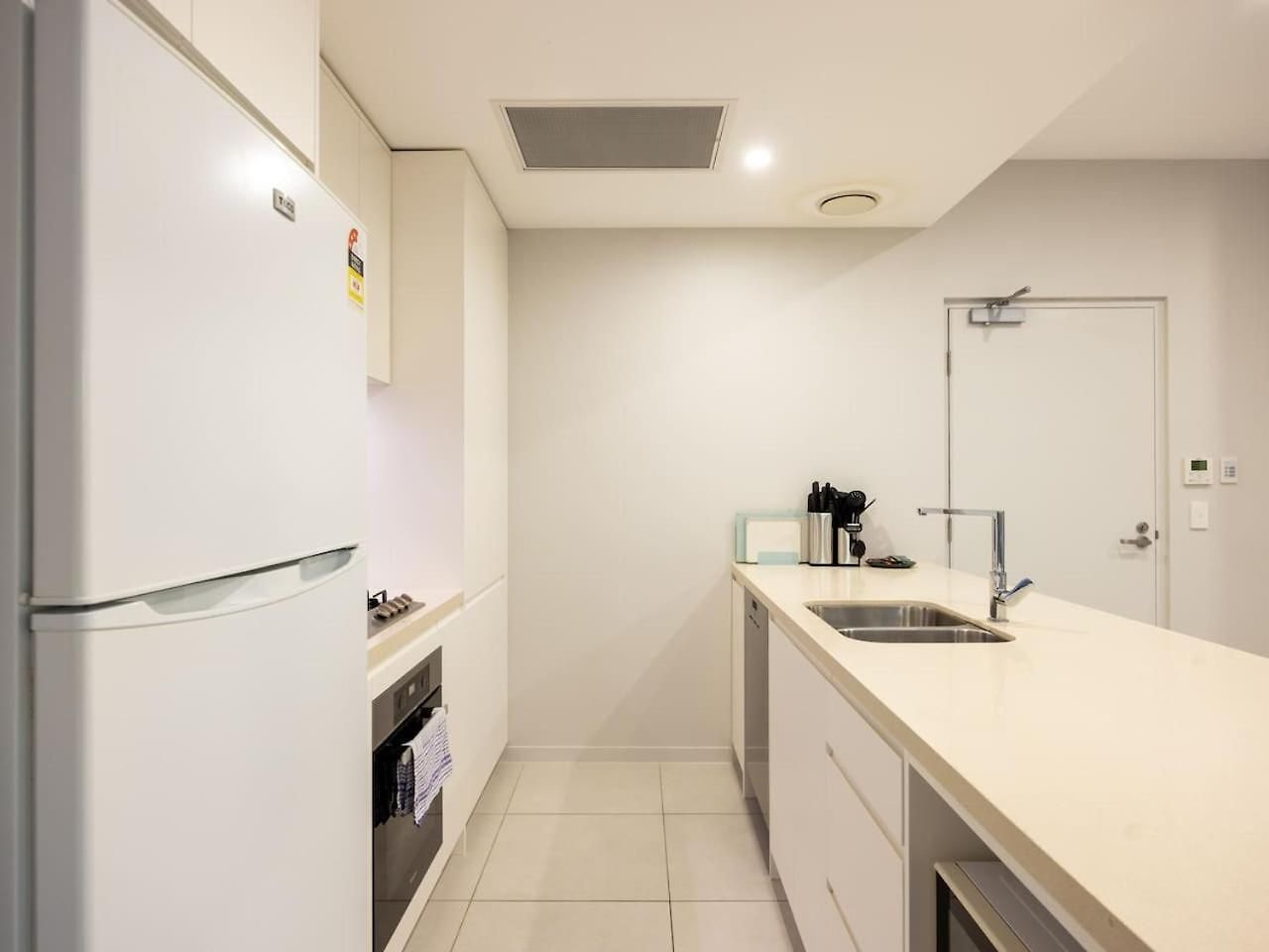 Modern 2br Ducted Ac Parking And Great Location Apartment Brisbane