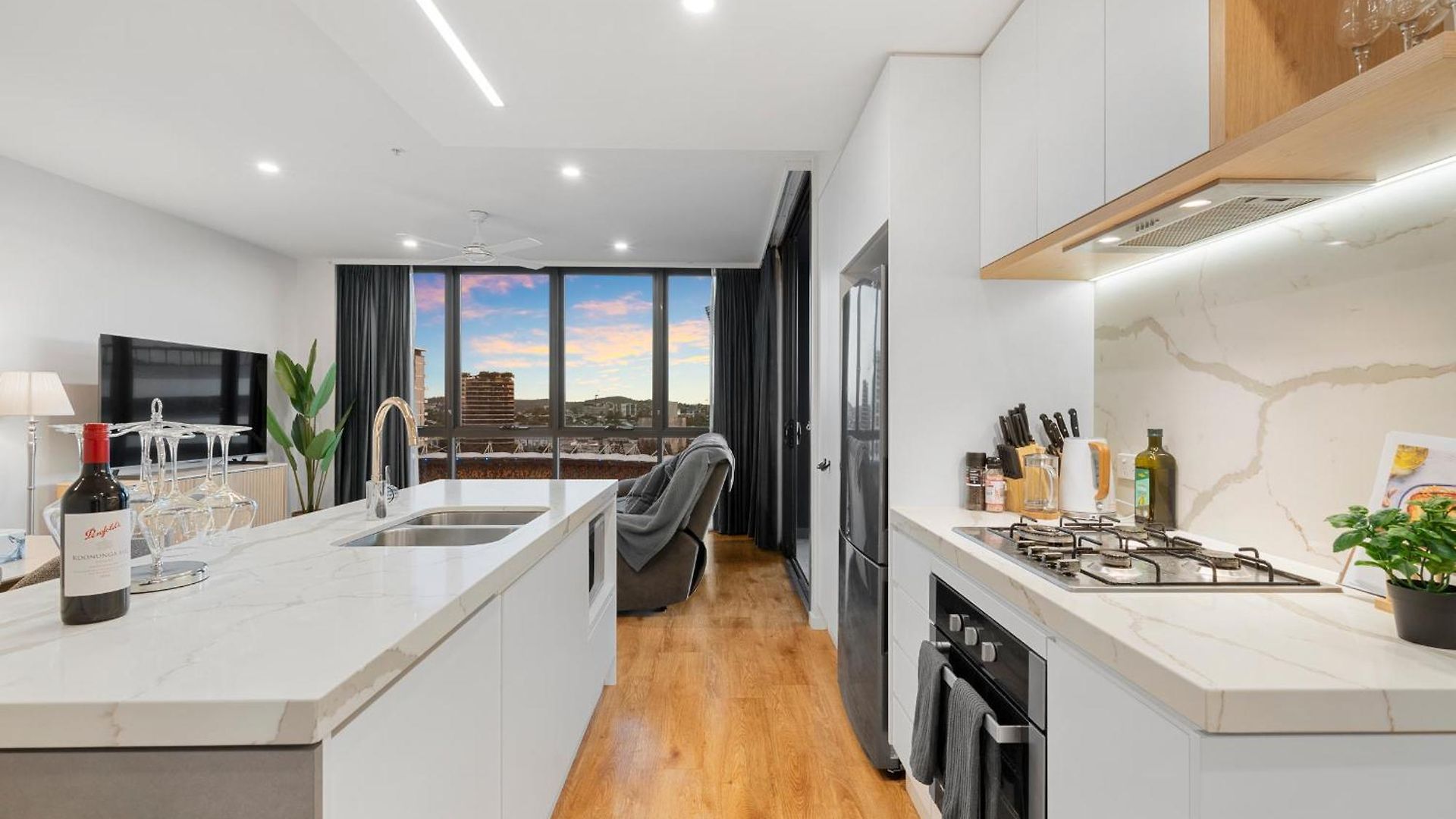 12th Floor Stadium View -2br-free Parking-cbd Apartment *