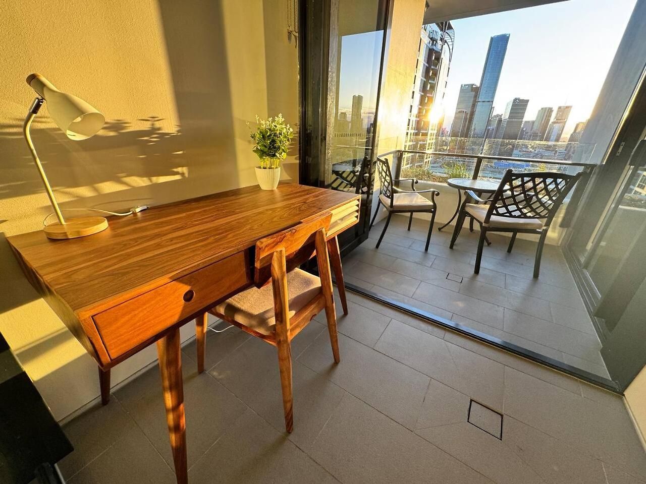 Apartment 27fl River & Views + Balcony, Pool & Parking -