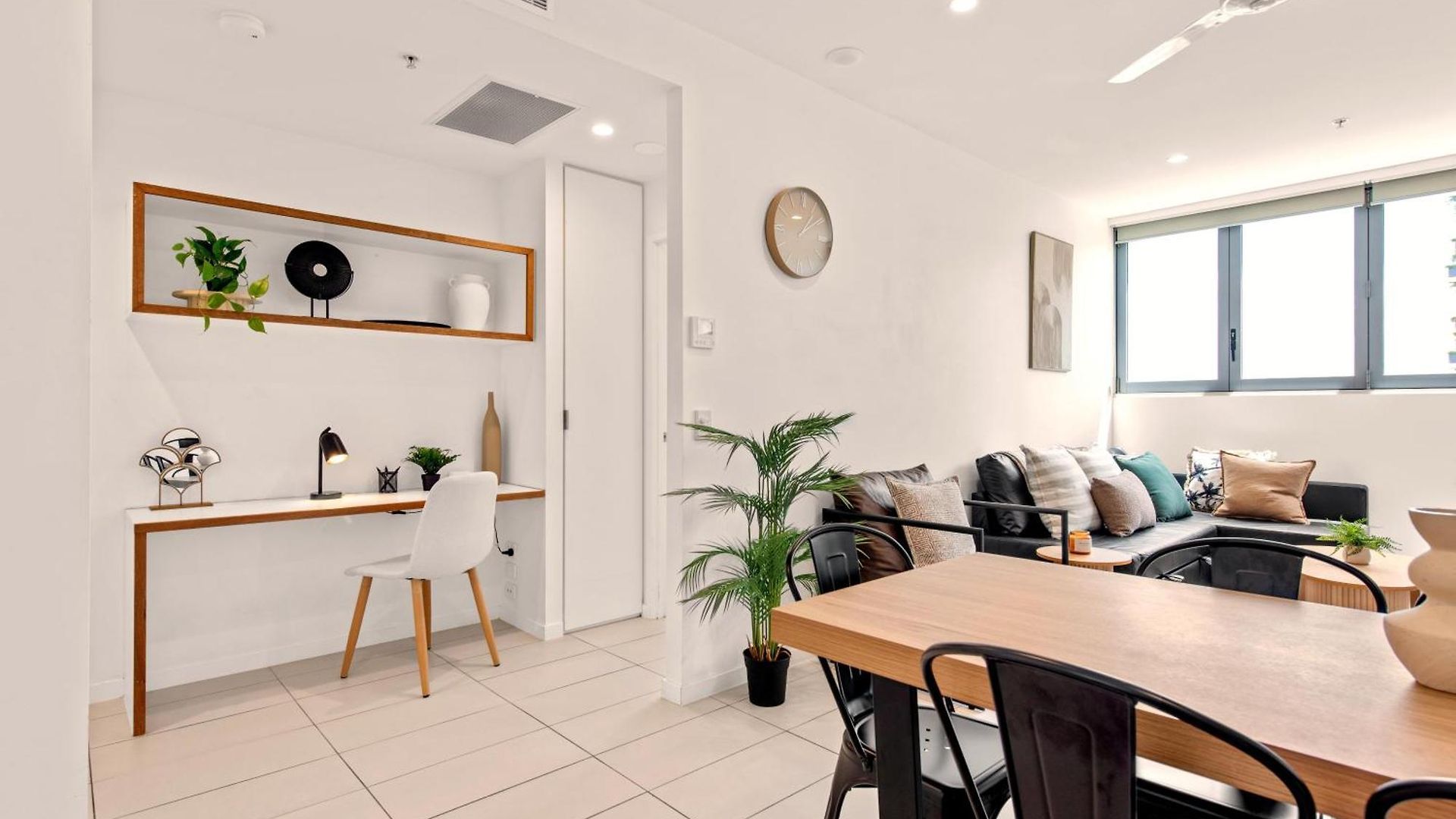 Apartment The Plaza |2 Bed • Bright & Comfy • Pool • Parking
