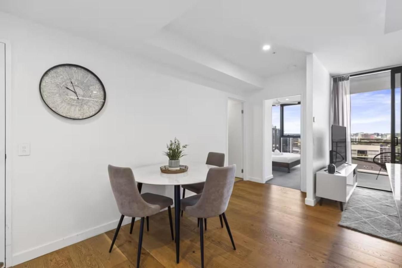 Apartment South 1br W Balcony, Gym And Sauna 12111