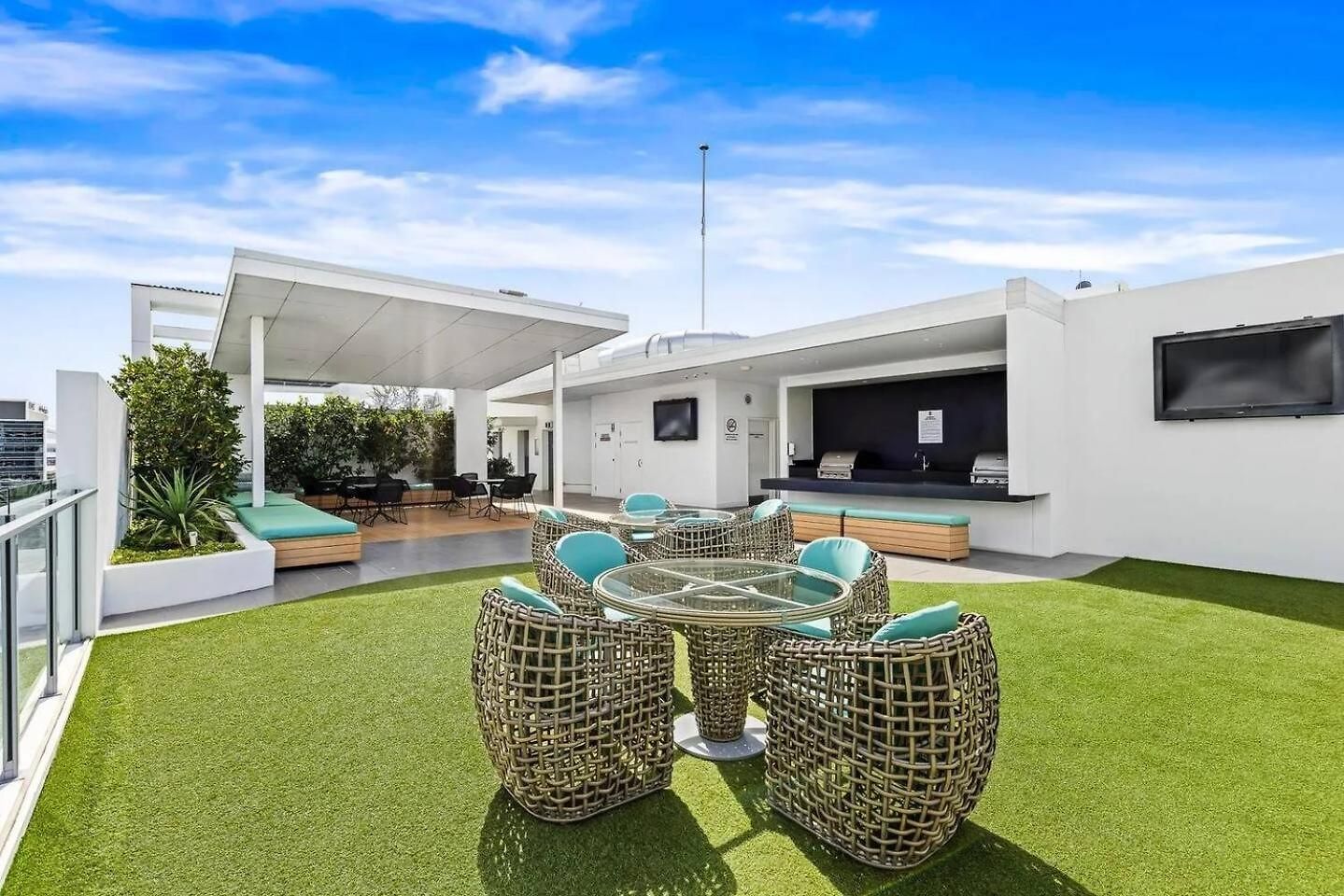Alex Perry | 2br Escape + Pool, Gym & Free Parking Apartment *