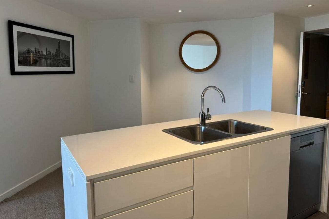Spacious 2 Bedroom In The Heart Of Cbd Apartment Brisbane