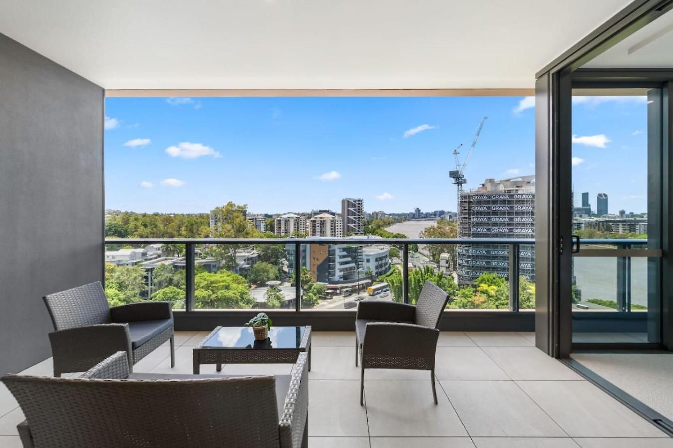 Modern 2br On Coronation Drive, Toowong Brisbane