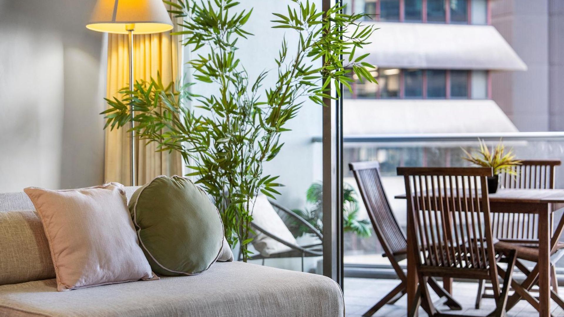 Apartment Bridge Views - Sleeps 8 - Cbd - Pool, Gym & Parking *