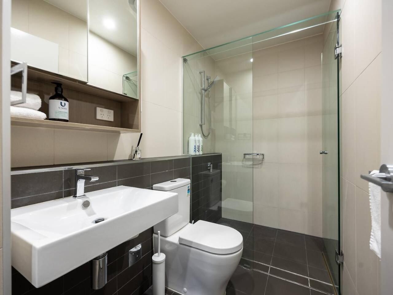 Apartment Modern 2br Ducted Ac Parking And Great Location *