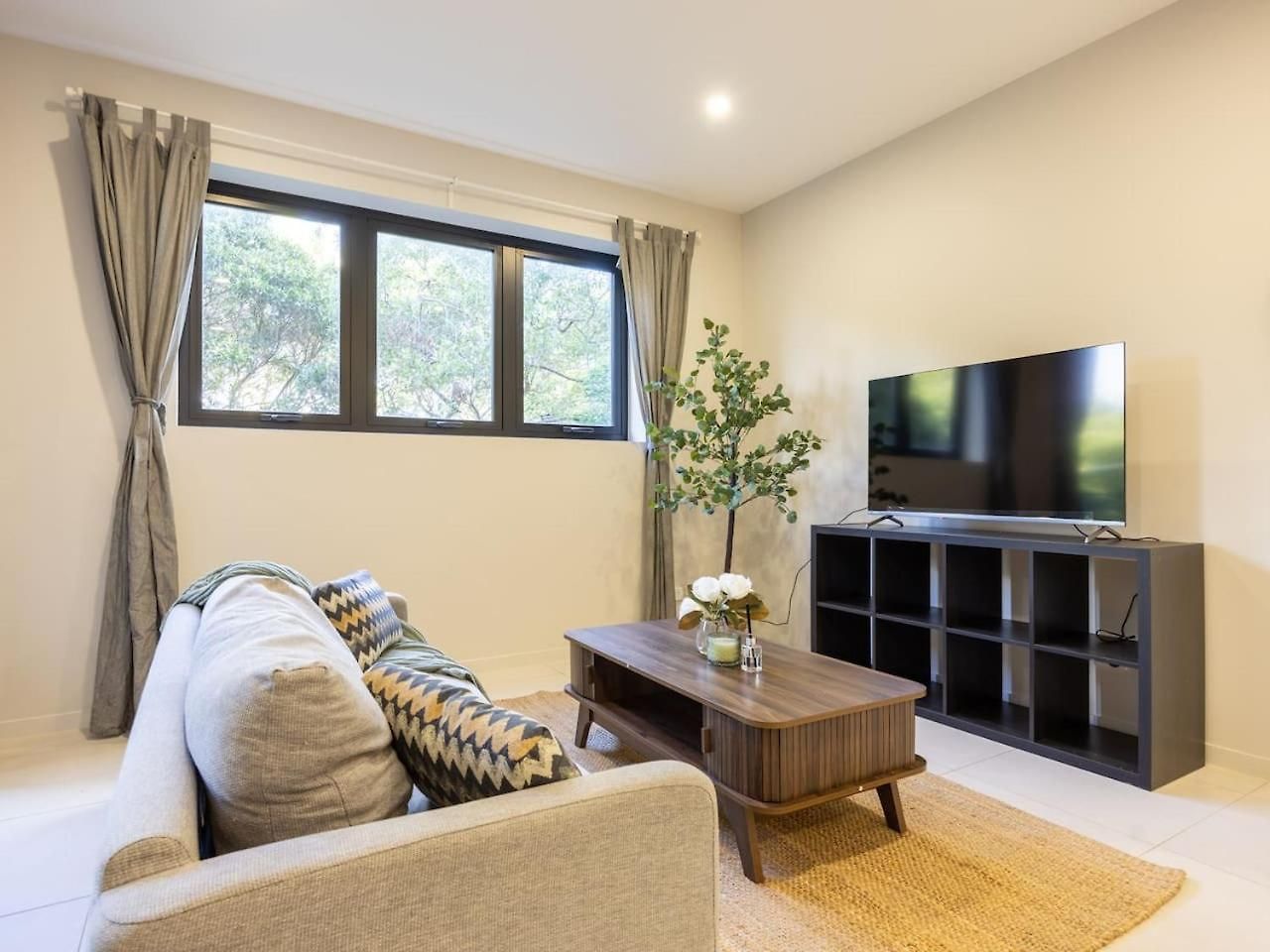 Modern 2br Ducted Ac Parking And Great Location Apartment