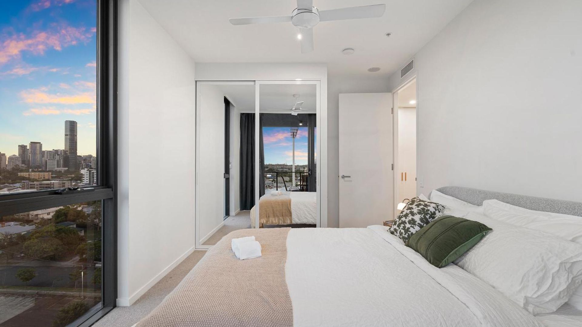 Apartment 12th Floor Stadium View -2br-free Parking-cbd Brisbane